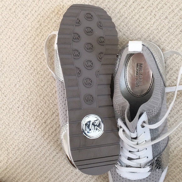 Shoes - Picture 4 of 6